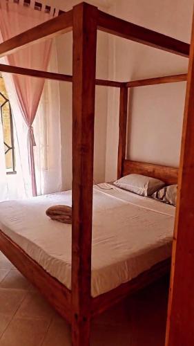 ワタムにあるMarion's incredible 2 bedroom apartmentの窓付きの客室の木製二段ベッド1台分です。
