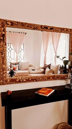 Marion's incredible 2 bedroom apartment في واتامو: مرآة تعكس سرير في غرفة