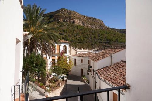a view of a town with a mountain in the background at El mas allà in Chulilla