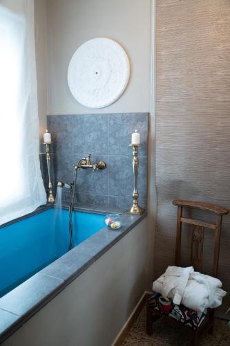 a bathroom with a blue tub with a shower at Mushara Apartamento Turístico in La Cumbre