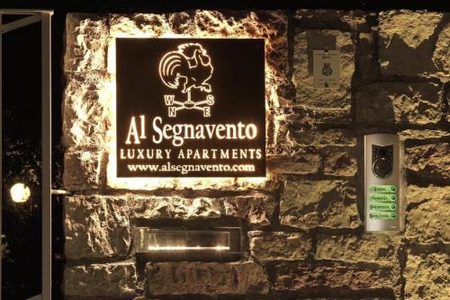 a sign on the side of a brick wall at Al Segnavento Fasanella in Toscolano Maderno