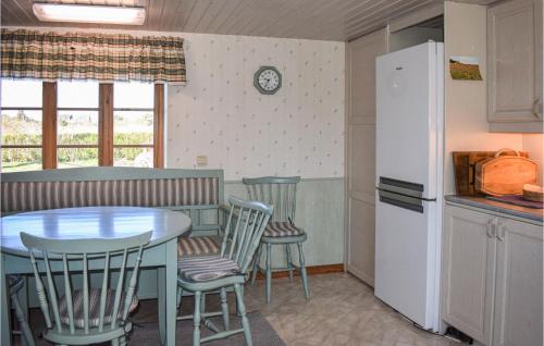 Kuchyň nebo kuchyňský kout v ubytování Awesome Apartment In Nybrostrand