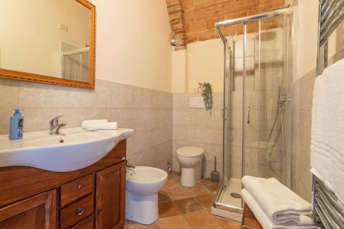 a bathroom with a sink and a toilet and a shower at Appartamento Pianosa in Riotorto