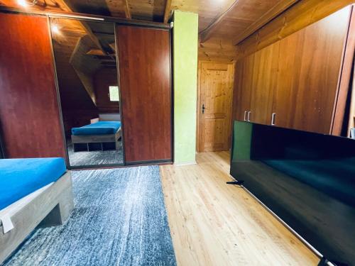 TV a/nebo společenská místnost v ubytování Tantra klub - private room in a shared wooden house