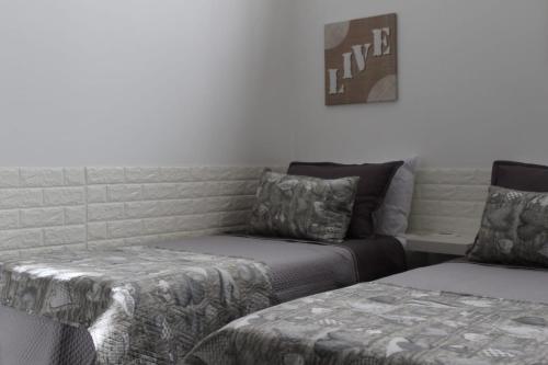Habitación con cama y sofá. en Chez Les Sœurs, en Pompeya