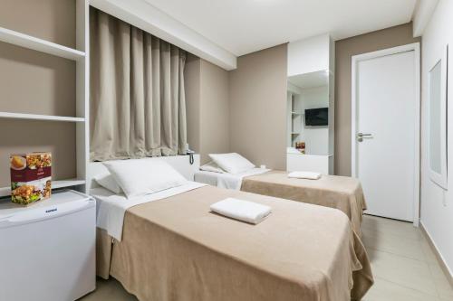 Una cama o camas en una habitación de VilaHotell Recife - Antigo NovoHotell Recife