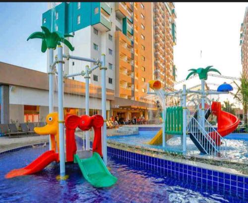 Olímpia Park Resort-frente Thermas Laranjais-apt 5 p في أوليمبيا: مسبح مع حديقة مائية مع ملعب