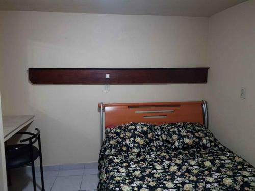 1 dormitorio con 1 cama con cabecero de madera en Casa la Estación, en Ciudad de México