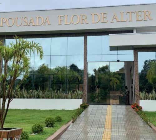 a building with a sign that reads jurosa florealter at Pousada Flor de Alter in Alter do Chao