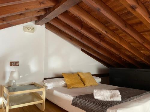 1 dormitorio con cama y techo de madera en Al-Mansur en Granada