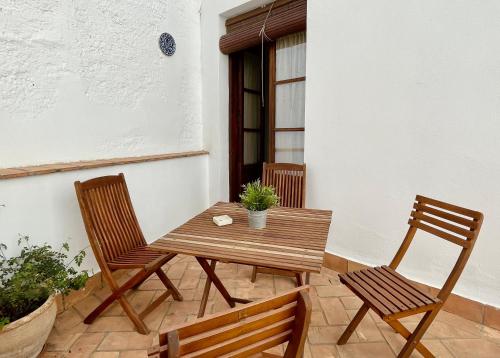 una mesa de madera y 2 sillas en el patio en Al-Mansur en Granada