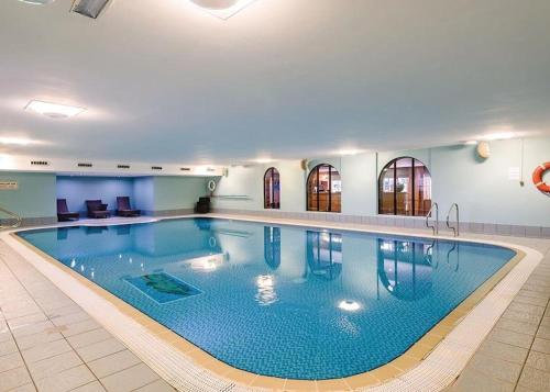 - une grande piscine dans une chambre d'hôtel dans l'établissement Bowscale Suite, à Penruddock