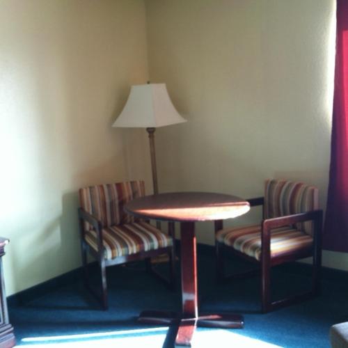 Super 8 by Wyndham Piedmont Greenville Areaにあるシーティングエリア