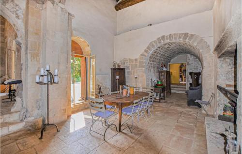 una cucina con un tavolo e sedie in una stanza di Gorgeous Home In Bonnieux With Sauna a Bonnieux