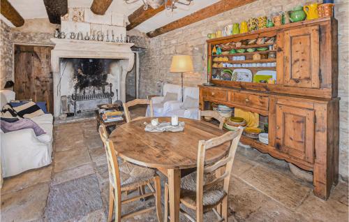 une salle à manger avec une table et une cheminée dans l'établissement Gorgeous Home In Bonnieux With Sauna, à Bonnieux