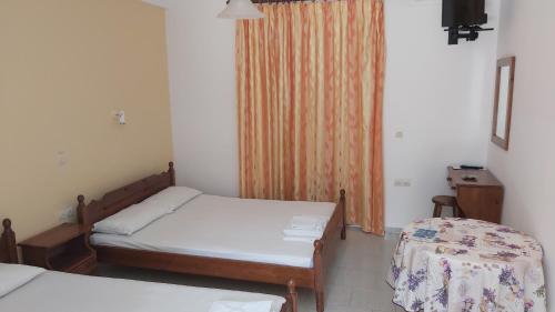 a small room with two beds and a window at Casa Dyonisia Tsilivi in Plános