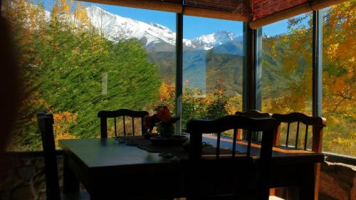 mesa de comedor con vistas a la montaña en El Mirador Casas de Montaña en Potrerillos