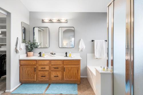 łazienka z umywalką i 2 lustrami w obiekcie Magnificent Maricopa Home 34 Mi to Phoenix! w mieście Maricopa