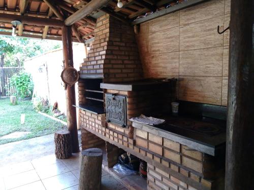 an outdoor brick oven in an outdoor kitchen at Casa das orquídeas in Santana do Riacho