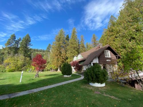 Metaline FallsにあるThe Rock House of Metaline Fallsの緑の庭の中の家