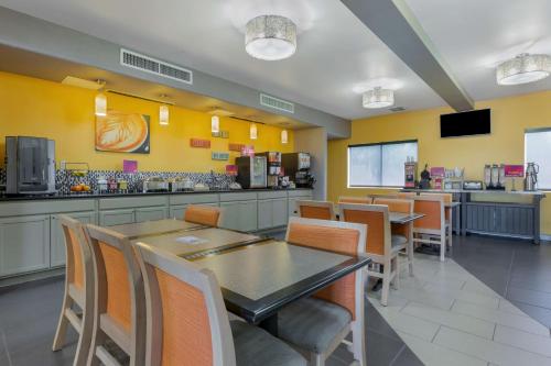 Køkken eller tekøkken på Best Western Plus the Four Corners Inn