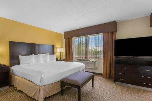 Ένα ή περισσότερα κρεβάτια σε δωμάτιο στο Best Western Plus the Four Corners Inn