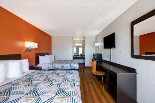 ein Hotelzimmer mit 2 Betten und einem Schreibtisch in der Unterkunft Motel 6-Rolla, MO in Rolla