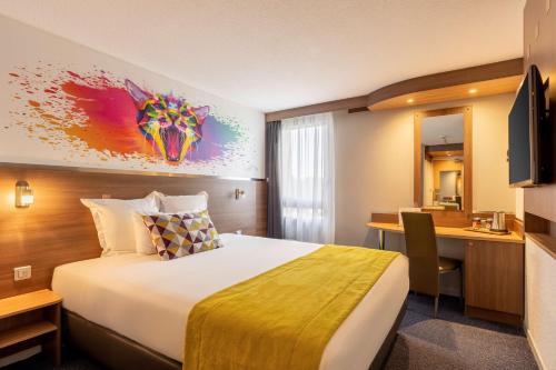 a hotel room with a bed and a desk at Sure Hotel by Best Western Lille Tourcoing Ex Hotel Garden in Bondues