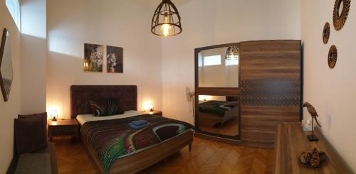 Postel nebo postele na pokoji v ubytování Sunny and spacious apartment near city centre
