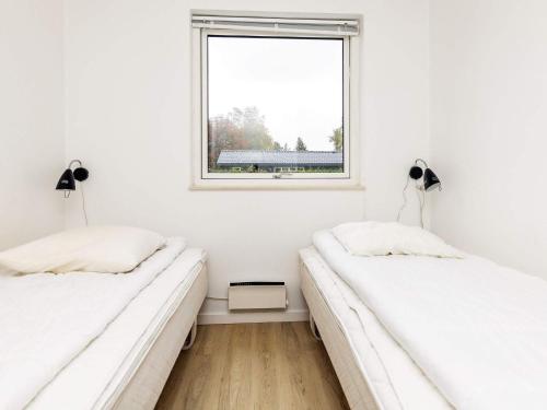 オテルプにあるHoliday Home Bjørn IIの白い部屋 ベッド2台 窓付