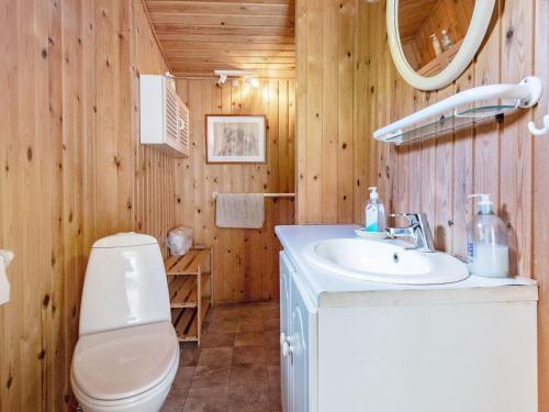 MesingeにあるHoliday Home Nordre IIIのバスルーム(トイレ、洗面台付)