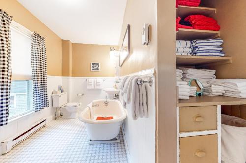 een badkamer met een wit toilet en een wastafel bij Pied-A-Terre in Kennebunkport