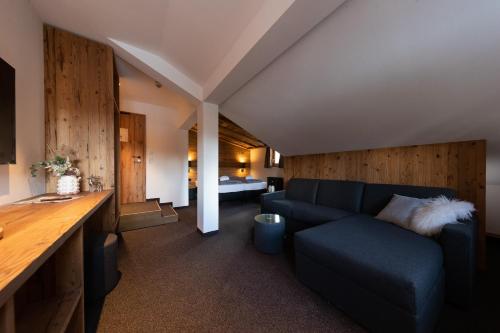 - un salon avec un canapé et une chambre dans l'établissement Köpfle Alpe, à Balderschwang
