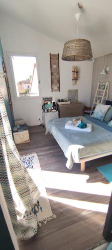Chambre avec tropezienne vue mer à l'Ayguade ,climatisée ,parking gratuit et proche aéroport