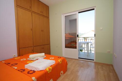 เตียงในห้องที่ Apartment Stari Grad 8780a