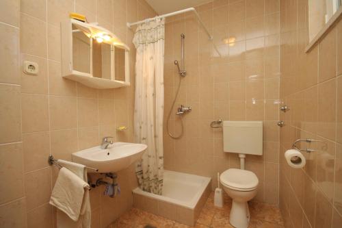 Et badeværelse på Apartment Stari Grad 8780a