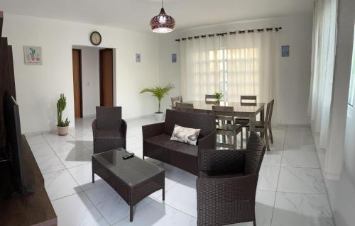 uma sala de estar com mesa e cadeiras em Porto Cavalinho apartamento 10 em Porto de Galinhas