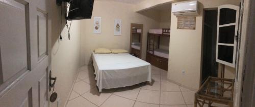 سرير أو أسرّة في غرفة في Hospedagem Caravela