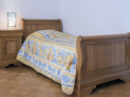 a bed with a blanket on top of it at Gîte pour 12 face au château de Thillombois avec jardin, cheminée et équipements PMR - FR-1-585-38 in Thillombois