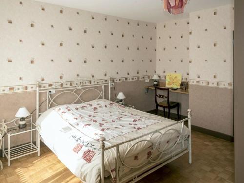 a bedroom with a white bed and a desk at Gîte pour 12 face au château de Thillombois avec jardin, cheminée et équipements PMR - FR-1-585-38 in Thillombois