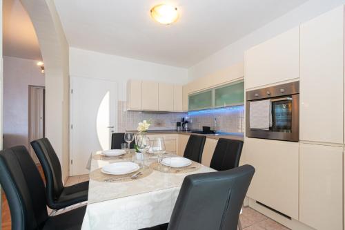 Dapur atau dapur kecil di Apartments by the sea Mandre, Pag - 4093
