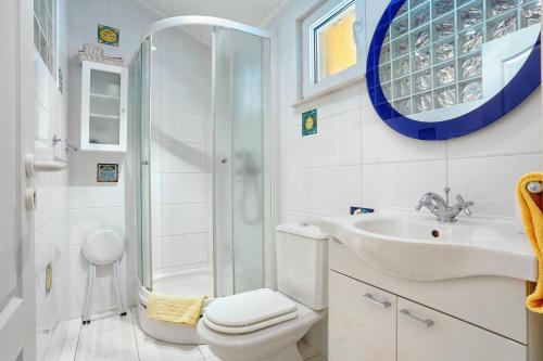 Koupelna v ubytování Apartments by the sea Okrug Donji, Ciovo - 12502