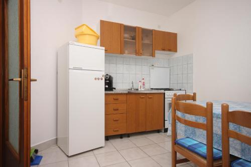 Kuchyň nebo kuchyňský kout v ubytování Apartments by the sea Kali, Ugljan - 345