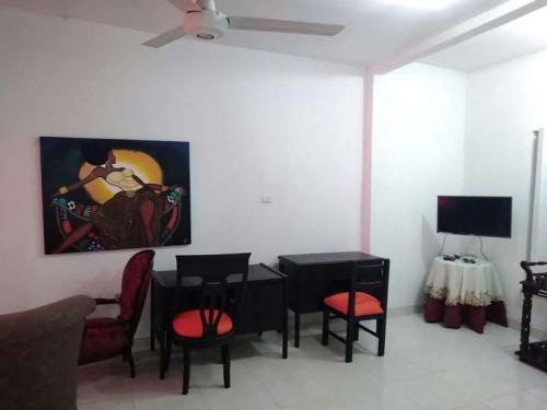 een woonkamer met stoelen en een schilderij aan de muur bij Casa entera, los clientes pueden usar todo el espacio y no tendrán que compartirlo con el anfitrión ni con otros huéspedes in Barrancabermeja