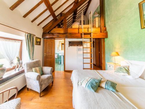 - une chambre avec 2 lits et une mezzanine dans l'établissement Stunning holiday home in Theux with sauna, à Theux