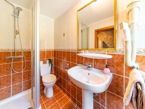 La salle de bains est pourvue d'un lavabo, de toilettes et d'une douche. dans l'établissement Stunning holiday home in Theux with sauna, à Theux