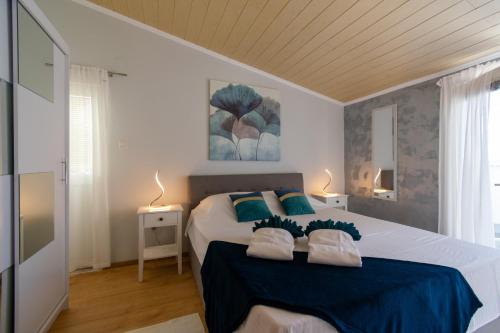 Postel nebo postele na pokoji v ubytování Apartment Mandre 4093b