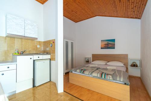 sypialnia z łóżkiem i kuchnią w obiekcie Studio Mandre 4101c w mieście Kolan