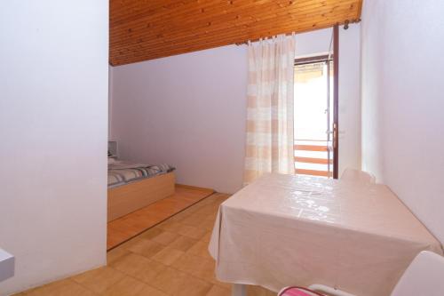 Habitación con cama, mesa y ventana en Studio Mandre 4101c en Kolan