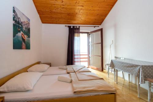 Postel nebo postele na pokoji v ubytování Apartments by the sea Mandre, Pag - 4101